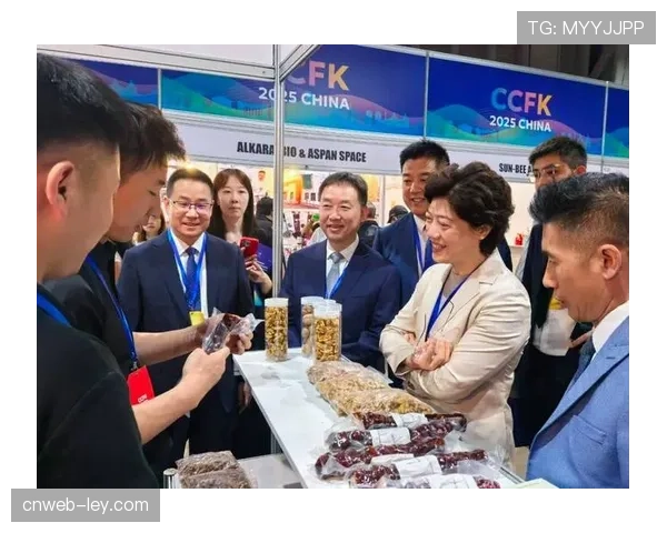 颁奖台上，赵晴与哈萨克斯坦、乌兹别克斯坦选手并肩站立的新生力量碰撞画面